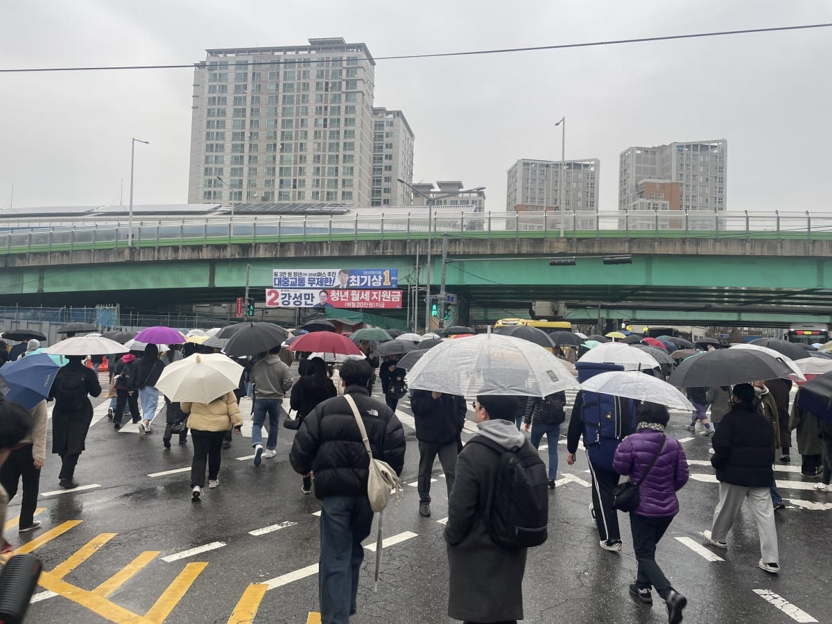 28일 오전 7시 30분께 서울 지하철 2호선 구로디지털단지역 인근. 광역버스에서 내린 시민 30여 명이 지하철을 타기 위해 뛰어가고 있다. 사진/ 안정훈 기자