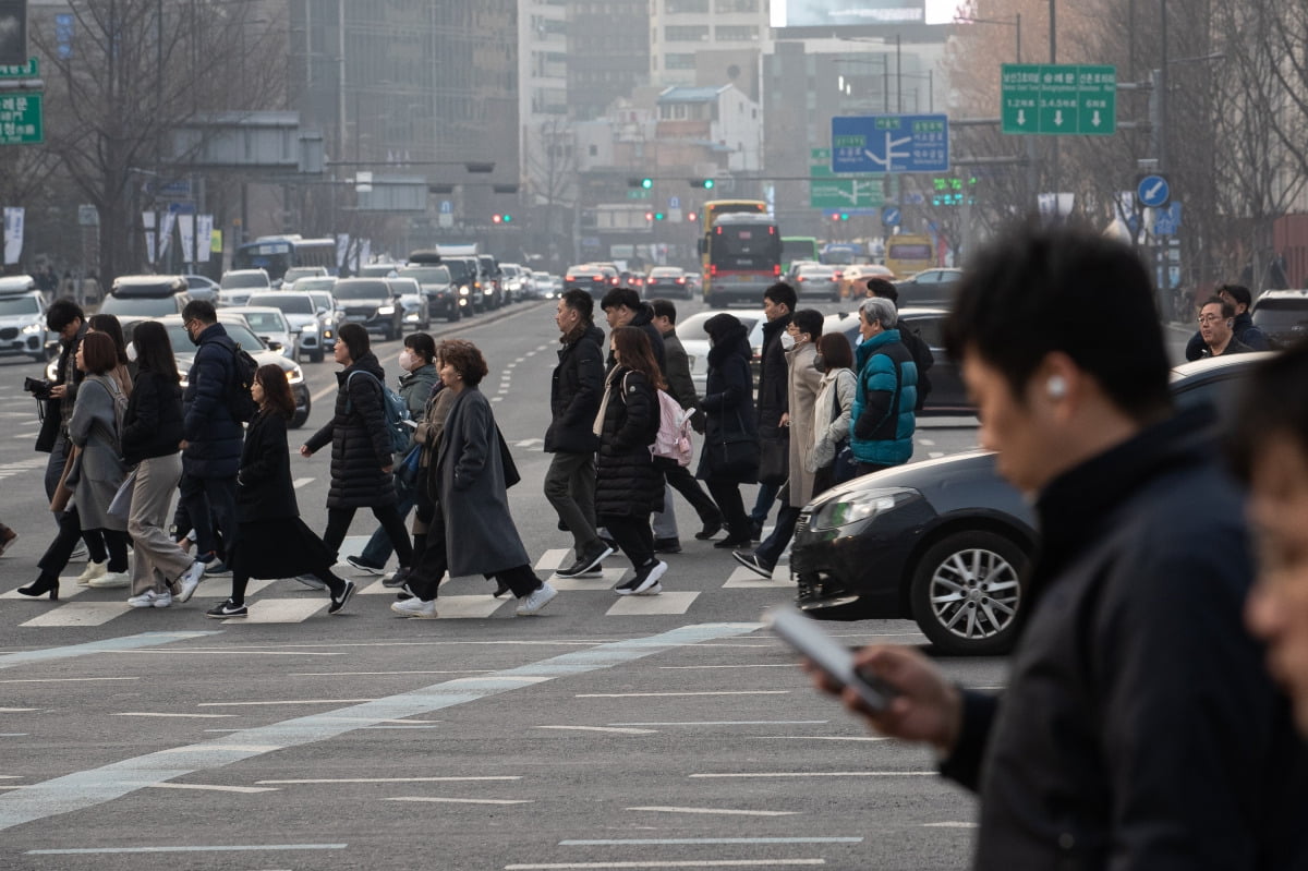 지난 2월 서울 세종대로 사거리에서 설 연휴를 마친 직장인들이 출근하는 모습.  /뉴스1
