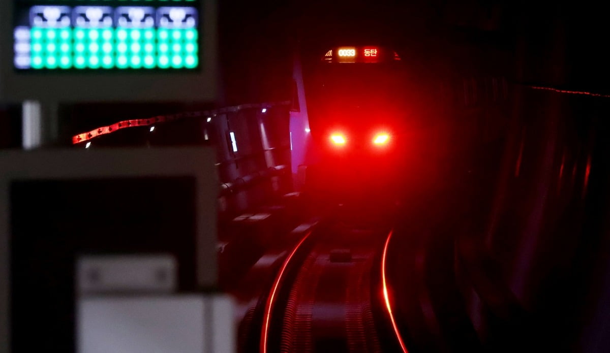 지난 20일 서울 'GTX-A(수서~동탄) 구간 개통' 기자단 팸투어에서 취재진을 태운 열차가 동탄역으로 운행하고 있다./김범준 기자