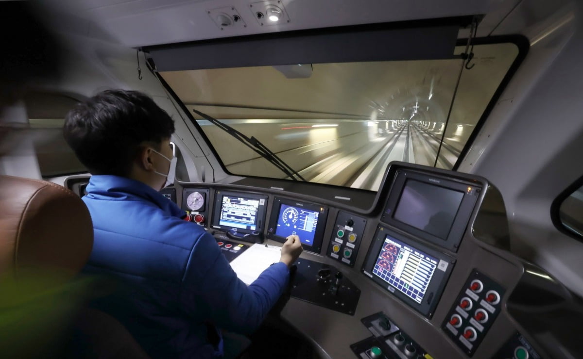 지난 20일 서울 'GTX-A(수서~동탄) 구간 개통' 기자단 팸투어에서 기관사가 성남역으로 열차 운행을  하고 있다./김범준 기자