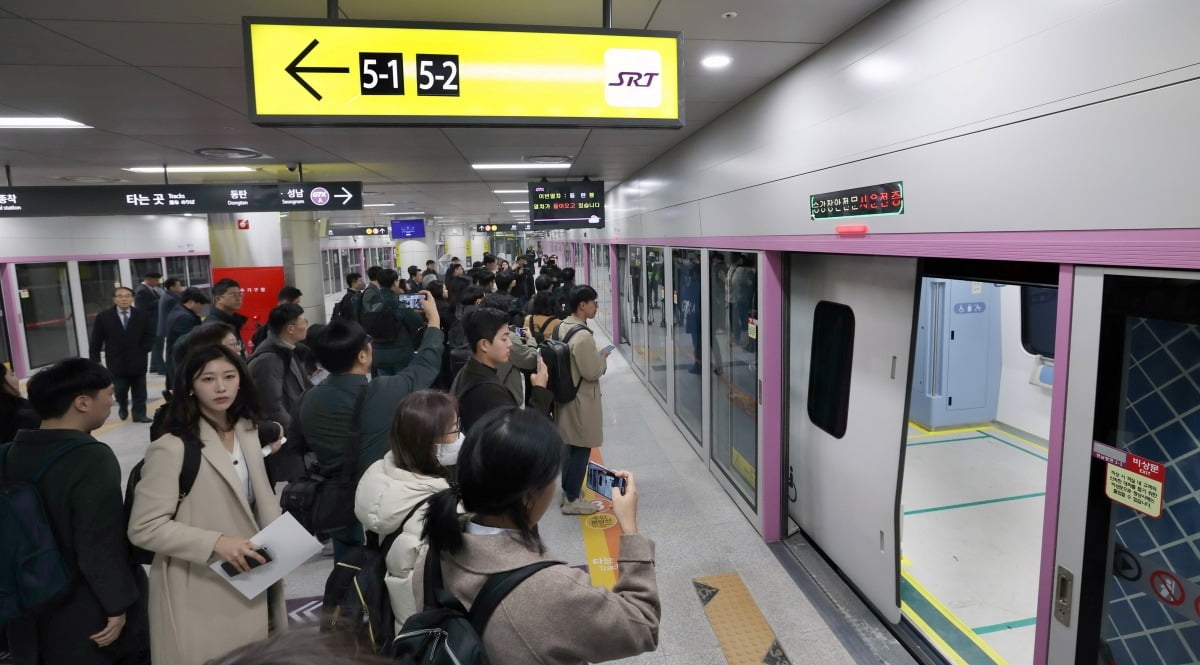 지난 20일 서울 'GTX-A(수서~동탄) 구간 개통' 기자단 팸투어에서 취재진들이 열차에 탑승하고 있다./김범준 기자