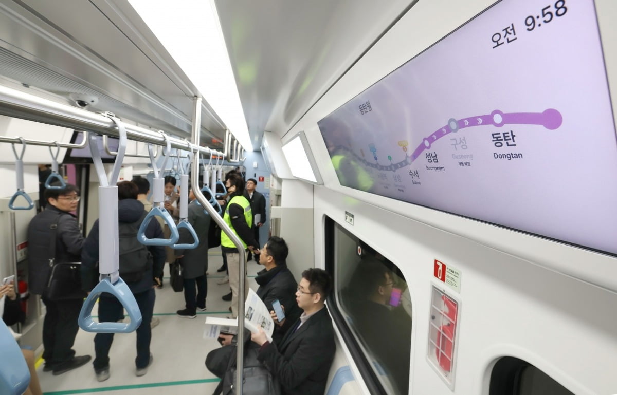 지난 20일 서울 'GTX-A(수서~동탄) 구간 개통' 기자단 팸투어에서 취재진들이 동탄역으로 이동하고 있다./김범준 기자