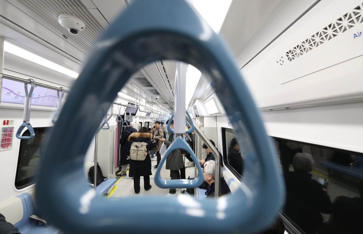 지난 20일 서울 'GTX-A(수서~동탄) 구간 개통' 기자단 팸투어에서 취재진들이 열차에 탑승해 성남역으로 이동하고 있다./김범준 기자