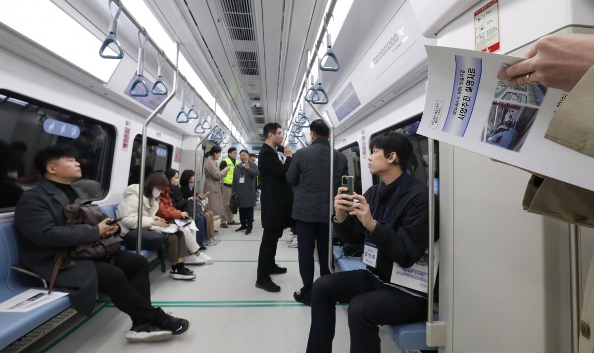 지난 20일 서울 'GTX-A(수서~동탄) 구간 개통' 기자단 팸투어에서 취재진들이 열차에 탑승해 성남역으로 이동하고 있다./김범준 기자