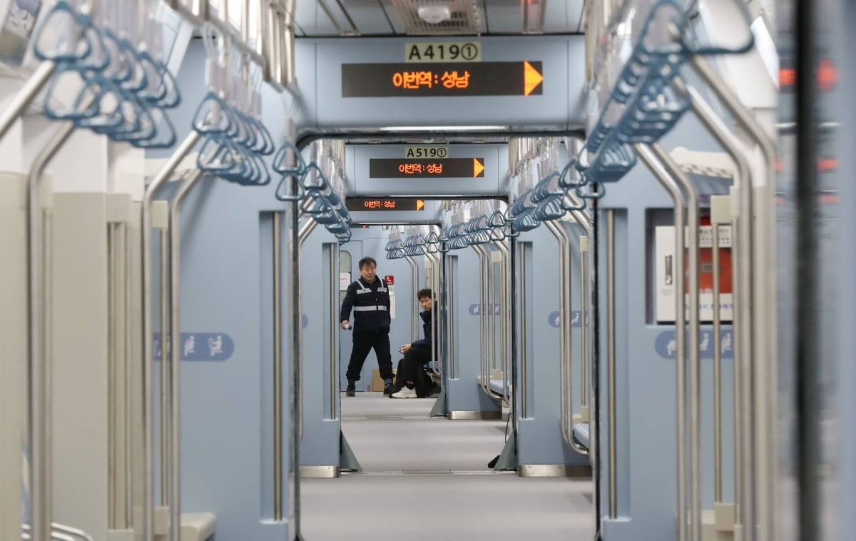 지난 20일 서울 'GTX-A(수서~동탄) 구간 개통' 기자단 팸투어에서 열차가 성남역으로 이동하고 있다./김범준 기자