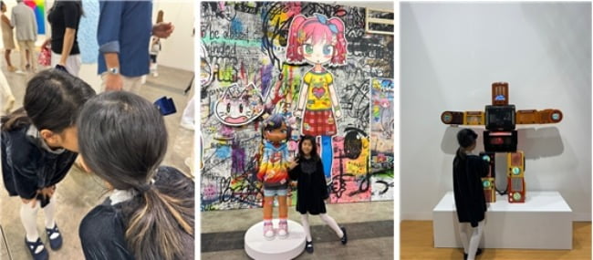 [왼쪽] 야요이 쿠사마의 미러룸 방 외벽에서 구멍으로 안을 들여다보는 아이 [중앙] 미스터의 작품에서 좋아하며 한 컷 [오른쪽] 작품을 만지려다 혼나기 직전
