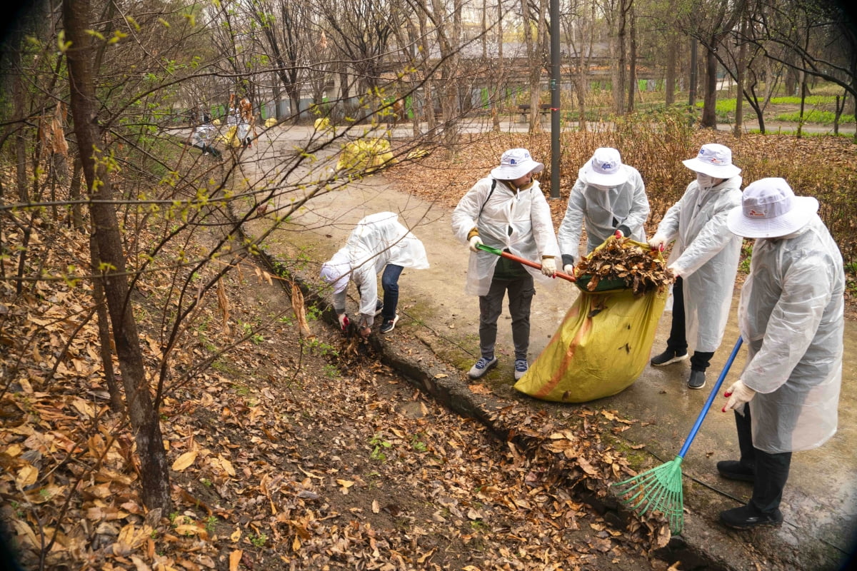 SKT, 창사 40주년 맞이 서울숲 환경 정화 봉사활동