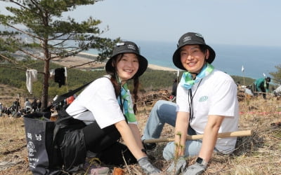 [포토] 유한킴벌리, 신혼부부 나무 심기 행사