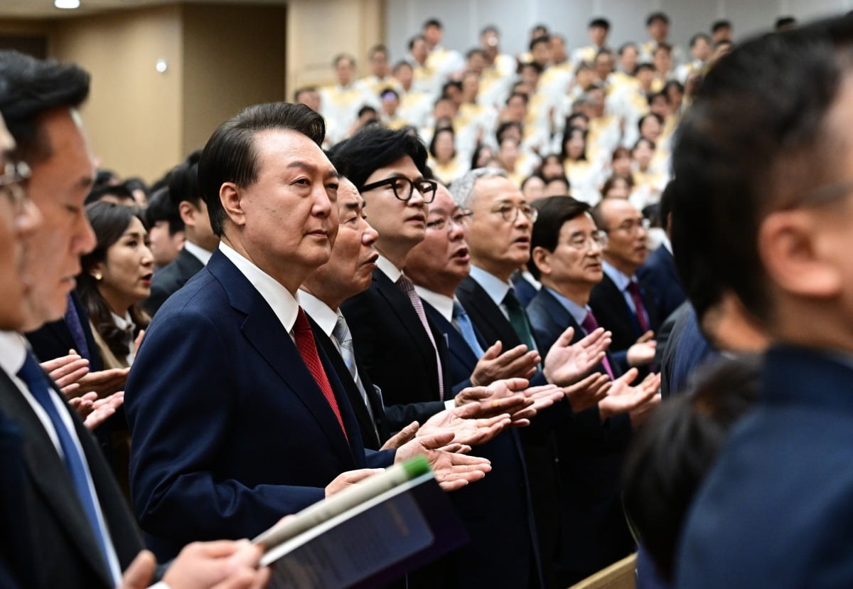 윤석열 카지노 해외이 31일 서울 강동구 명성교회에서 열린 부활절 연합예배에서 찬송을 하고 있다.  /카지노 해외실 사진기자단