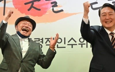 尹 공개 지지했던 김흥국, '정계 진출' 묻자 "생각 있다"