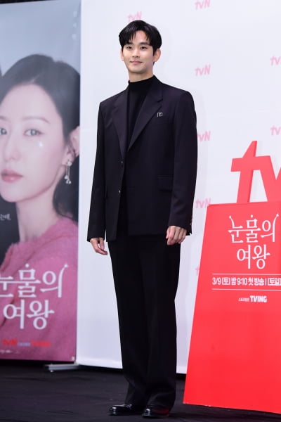[포토] 김수현, '멋진 슈트핏 뽐내며~'