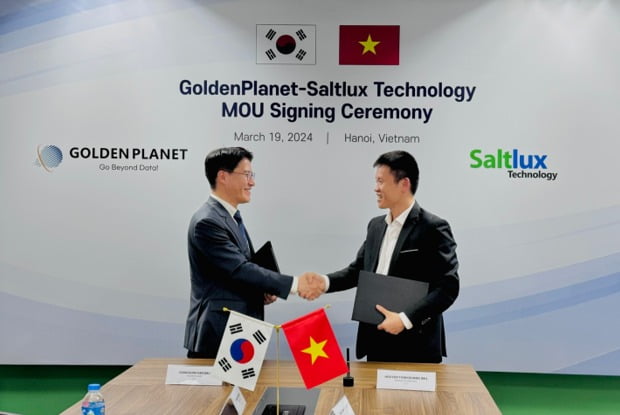사진: 골든플래닛 김동성 대표(좌)와 솔트룩스 테크놀로지 Nguyen Tuan Quang 대표(우)의 MOU 사진
