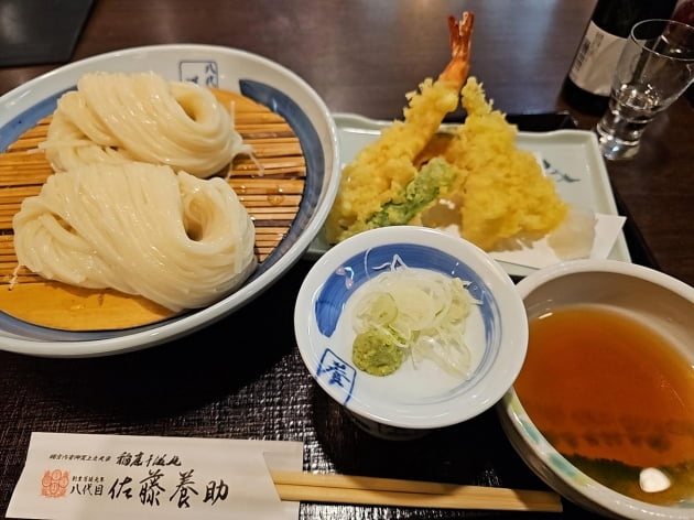 일본 3대 우동 가운데 하나인 "이나니우동"은 국물 우동보다 소스에 찍어 먹어야 식감을 제대로 느낄 수 있다. / JAPAN NOW 