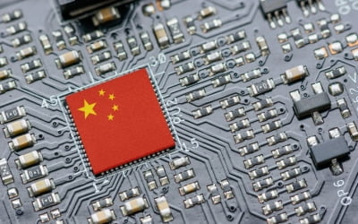 '美제재 비웃듯' 중국, 1월 반도체 매출 27% 급증…'AI+ 행동'까지 내놨다