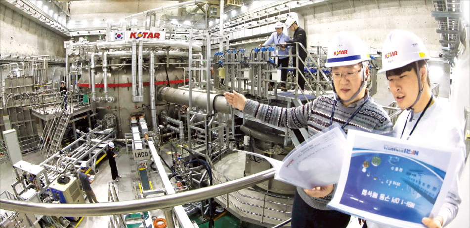 대전시 유성구 한국핵융합에너지연구원에서 연구원들이 초전도 핵융합연구장치인 ‘인공태양(KSTAR)’을 점검하고 있다.  한경DB 