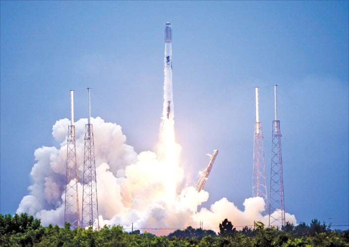 스페이스X가 팰컨9 로켓을 이용해 스타링크 위성을 우주에 쏘아 올리는 모습.  한경DB 