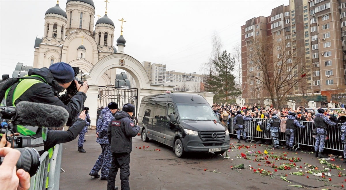 [포토] 사망 2주 만에 모스크바 돌아온 나발니…추모객 수천명 몰려  