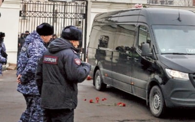 [포토] 사망 2주 만에 모스크바 돌아온 나발니…추모객 수천명 몰려  