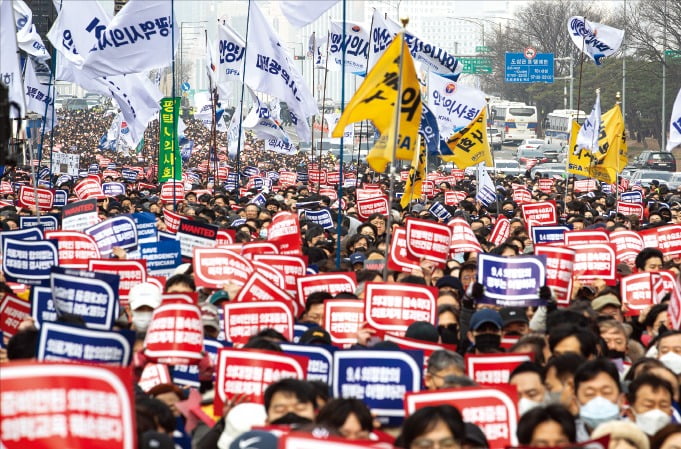 < 韓총리 “집단행동 굴하지 않을 것” >  의사와 의대생 4만여 명(주최 측 추산)은 이날 서울 여의대로 일대에서 대한의사협회 주최로 열린 ‘전국 의사 총궐기대회’에 참가해 정부의 의대 증원에 반대했다.  뉴스1 