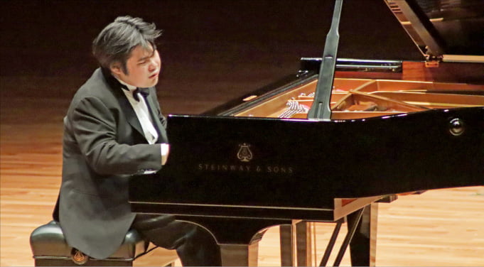 쓰지이 노부유키가 지난 3일 서울 예술의전당에서 연주하고 있다.  마스트미디어 제공 