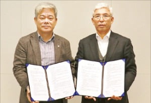 신영수 CJ대한통운 대표(왼쪽)와 이복진 태림포장 대표가 협약을 맺고 있다.  CJ대한통운 제공 