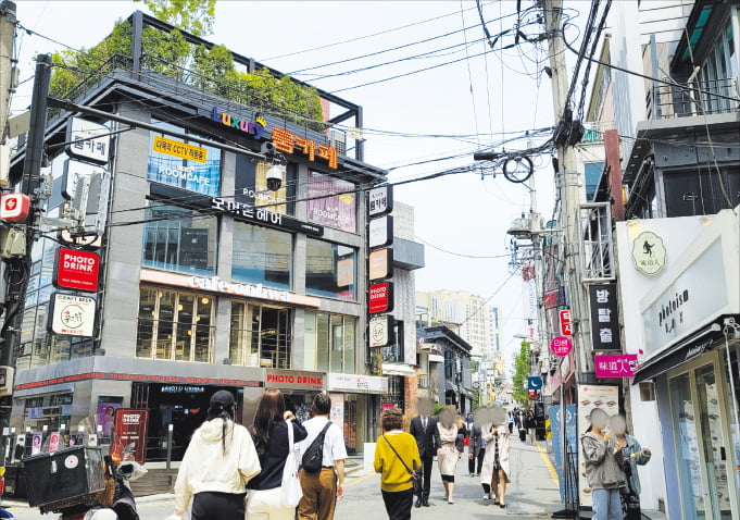 서울시는 역세권 주변 지역을 광범위하게 개발하기 위해 주거지와 상업지가 섞인 노선 상업지역의 용적률을 높여주기로 했다. 대표적인 노선 상업지역인 강남대로 주변 골목 모습.  한경DB 