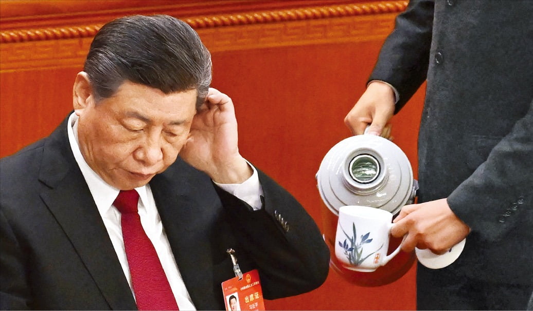 < 시진핑의 고민 > 시진핑 중국 국가주석이 5일 베이징 인민대회당에서 열린 전국인민대표대회 개막식에 참석해 정부 업무보고를 듣고 있다. 이날 리창 총리는 보고에서 올해 경제성장률 목표치를 지난해와 같은 ‘5% 안팎’으로 제시했다.  AFP연합뉴스 