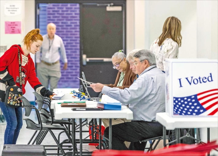 미국 16개 주에서 대통령선거 후보 경선이 치러진 이른바 ‘슈퍼화요일’인 5일 노스캐롤라이나주 샬럿의 한 교회에 마련된 프라이머리(예비선거) 투표소에서 유권자들이 투표하고 있다.  AFP연합뉴스 