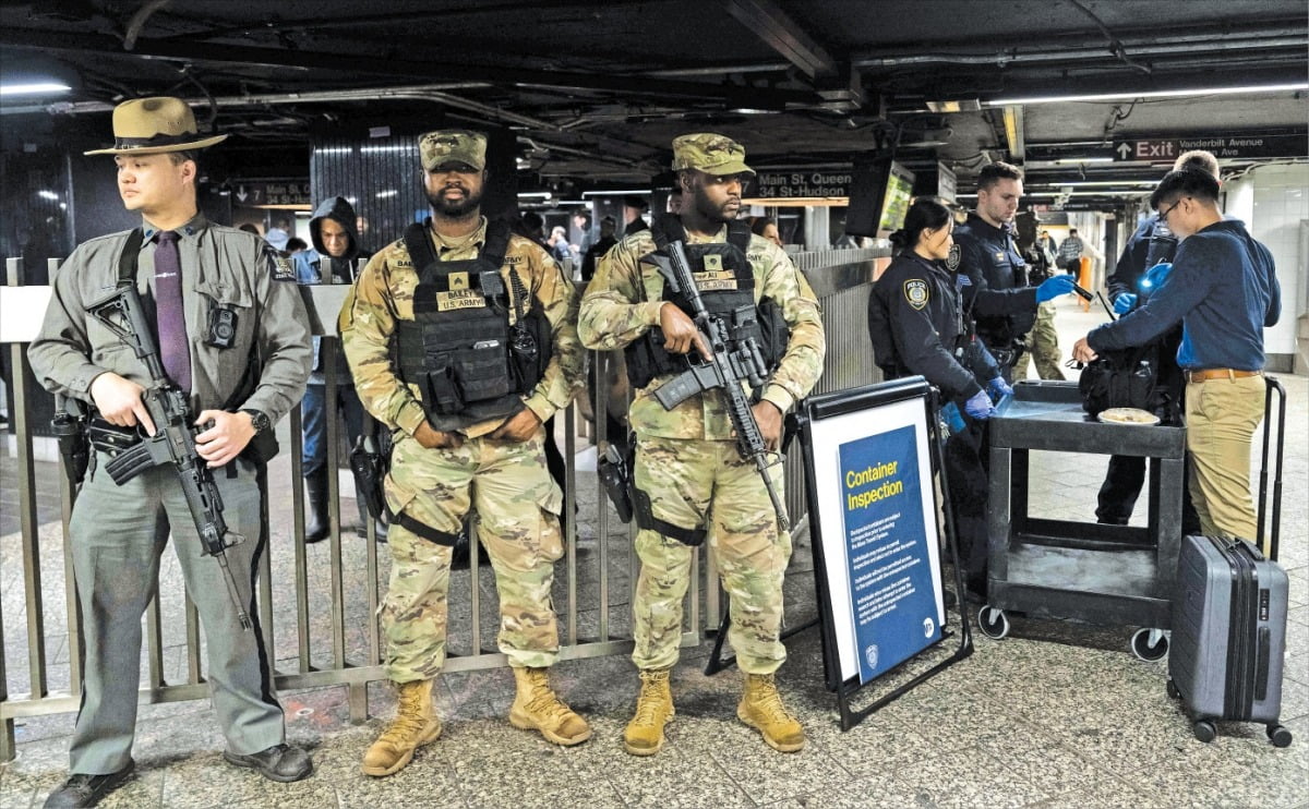 [포토] 뉴욕 "지하철 강력범죄 더는 못봐줘"…무장 군인·경찰, 1000여명 배치