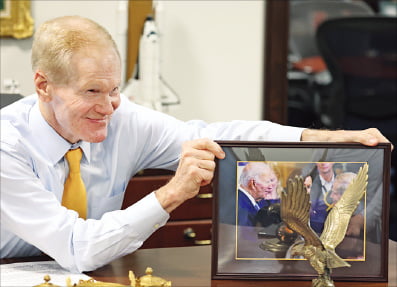 빌 넬슨 국장이 조 바이든 대통령과 오랜 친분을 보여주는 액자를 들고 있다. 사진 왼쪽이 바이든 대통령.  이해성 기자 