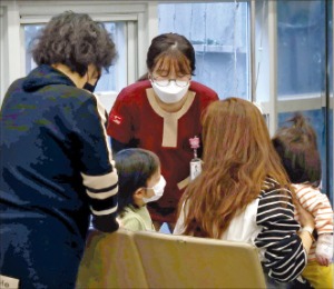 7일 서울 신림동의 한 병원에서 간호사가 환자와 대화하고 있다.  김범준 기자 