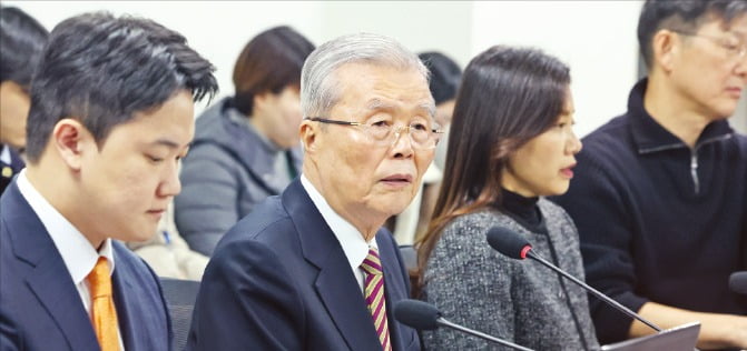 김종인 개혁신당 공천관리위원장(왼쪽 두 번째)이 7일 국회의원회관에서 열린 공관위 회의에서 발언하고 있다.  /뉴스1 