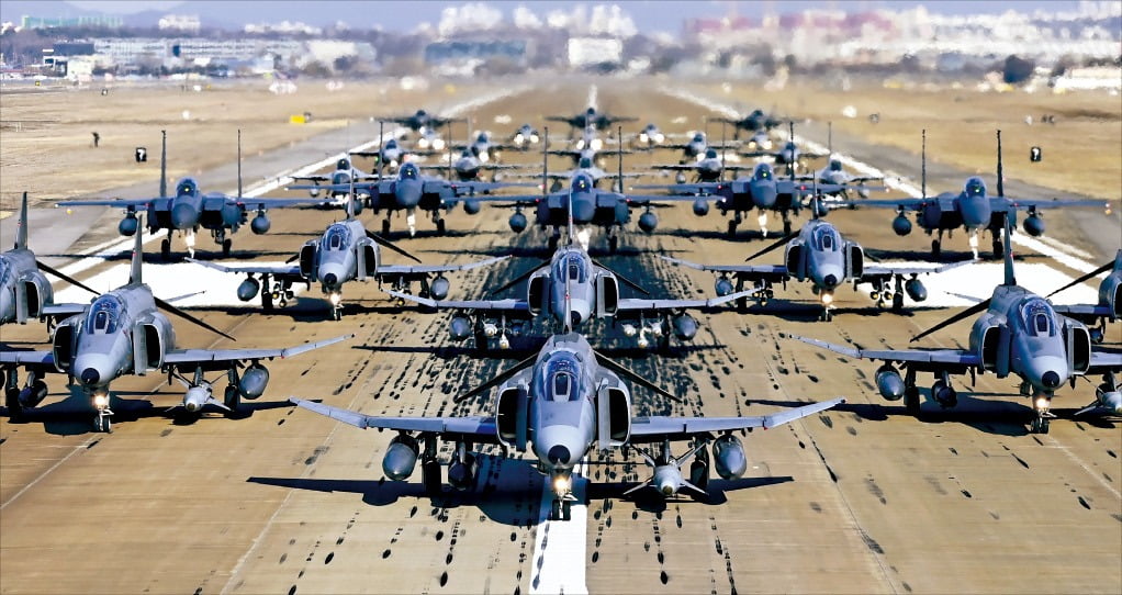 [포토] 굿바이 팬텀…공군 F-4E, 후배 전투기들과 작별행진 