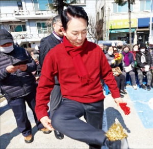 < 원희룡 ‘제기 유세’ > 국민의힘 후보로 인천 계양을에 출마한 원희룡 전 국토교통부 장관이 10일 계산동성당 인근에서 제기를 차고 있다.  연합뉴스 