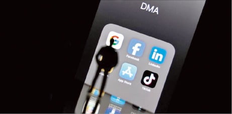 빅테크 규제를 강화한 디지털시장법(DMA)이 유럽연합(EU) 27개국에서 시행되면서 이들 기업의 유럽 내 서비스에 일대 변화가 생겼다.  AFP연합뉴스 
