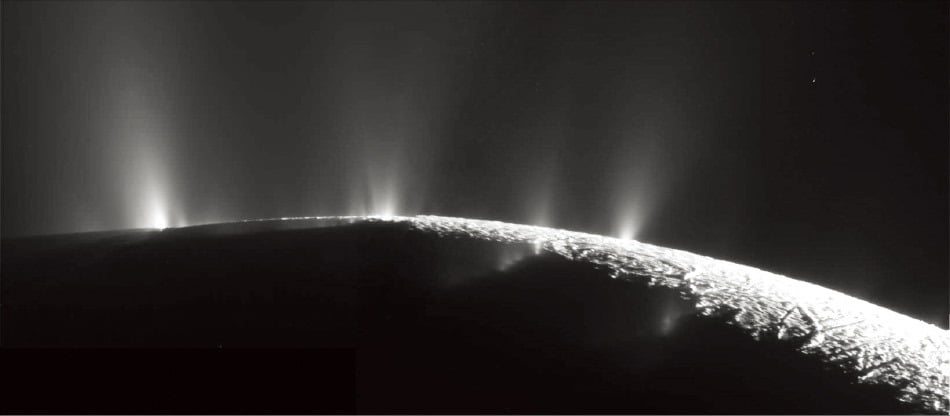 토성의 위성인 엔켈라두스에서 뿜어져 나오는 물기둥. /출처: NASA/JPL 