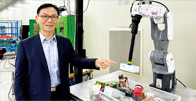 김영민 에스에프에이 대표가 물건을 흡착해 들어 옮기는 로봇피킹시스템(RPS)에 대해 설명하고 있다.  민지혜 기자 