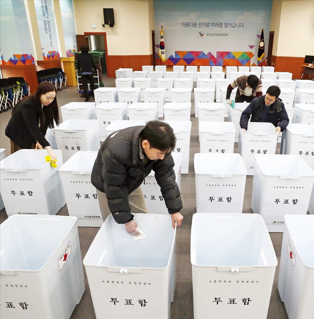 [포토] 총선 한 달 앞으로…투표함 점검하는 선관위