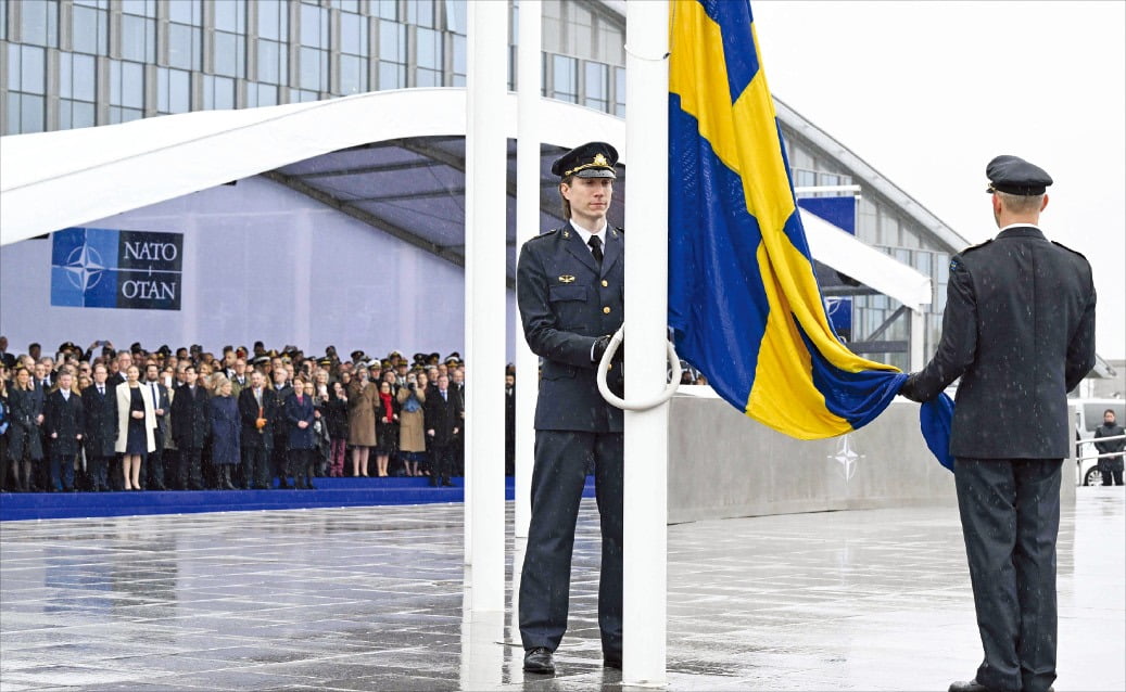 [포토] ‘32번째 회원국’ 스웨덴 국기, NATO 본부에 게양 