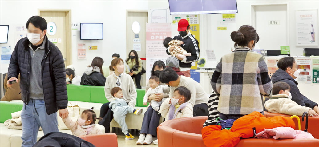 정부가 전공의 사태 장기화 등의 대책으로 전공의 없이 중증 환자를 치료하는 강소 전문병원 육성에 나섰다. 12일 서울의 한 어린이병원에서 환자와 보호들이 진료를 기다리고 있다.   최혁 기자 