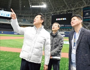 오세훈 서울시장(왼쪽)이 12일 MLB 시즌 개막 전 고척스카이돔을 둘러보고 있다.    서울시 제공 