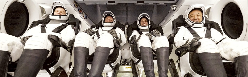 [포토] ISS 임무 마친 우주인 4명, 지구로 무사 귀환 