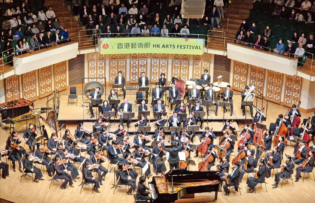 한경아르떼필하모닉(지휘 윌슨 응)이 지난 12일 홍콩 침사추이 홍콩문화센터 콘서트홀에서 열린 ‘홍콩 아트 페스티벌’에서 연주하고 있다. 이날 공연에선 피아니스트 손민수가 협연자로 나섰다.  /김수현 기자 