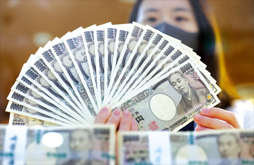‘탈아입구(脫亞入歐)’를 주장했던 일본 근대화 선구자 후쿠자와 유키치가 그려진 일본 1만엔권 지폐. 오는 7월부터 ‘일본 자본주의 아버지’로 불리는 시부사와 에이이치로 1만엔권 모델이 바뀐다. /연합뉴스 