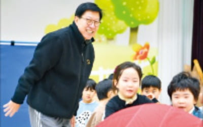 박형준 부산시장, 초등생과 축구
