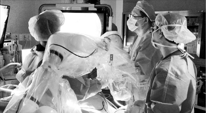< 두산 협동로봇, 복강경 수술 참여 > 두산로보틱스는 자사의 협동로봇이 최근 대구 구병원에서 진행된 복강경 수술에 투입됐다고 14일 밝혔다. 국내 복강경 수술 보조 솔루션이 의료현장에서 활용된 첫 사례다. /두산로보틱스 제공 