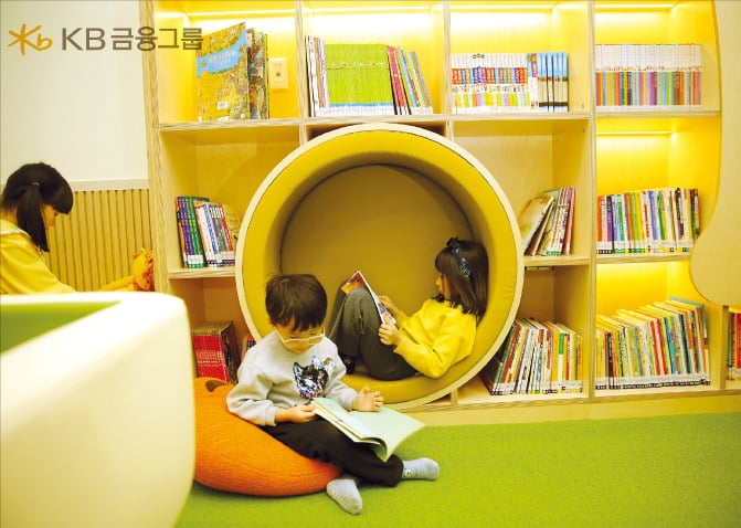 KB금융이 설립을 지원한 인천 ‘서부 거점형 늘봄센터’에서 어린이들이 책을 읽고 있다.  KB금융 제공 