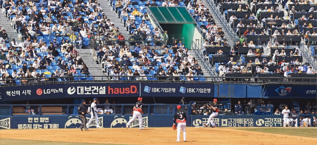 [포토] 돌아온 야구 시즌…잠실구장서 첫 시범경기 