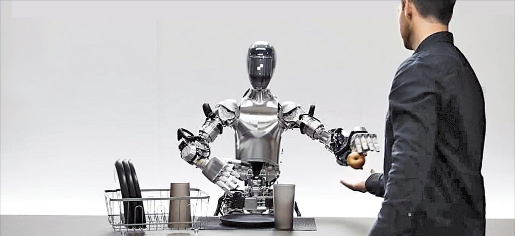 미국 인공지능(AI) 기업 오픈AI와 로봇 스타트업 피규어AI가 협력해 만든 휴머노이드 로봇이 사과를 집어 개발자에게 건네고 있다. /오픈AI 유튜브 영상 캡처 