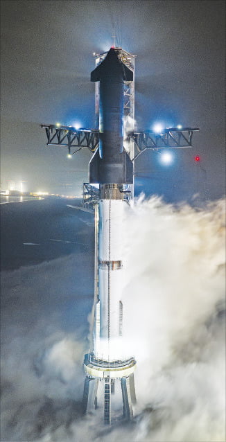 민간 우주 기업 스페이스X가 달·화성 탐사를 목표로 개발한 대형 우주선 ‘스타십’ 발사를 준비하고 있다.  /연합뉴스